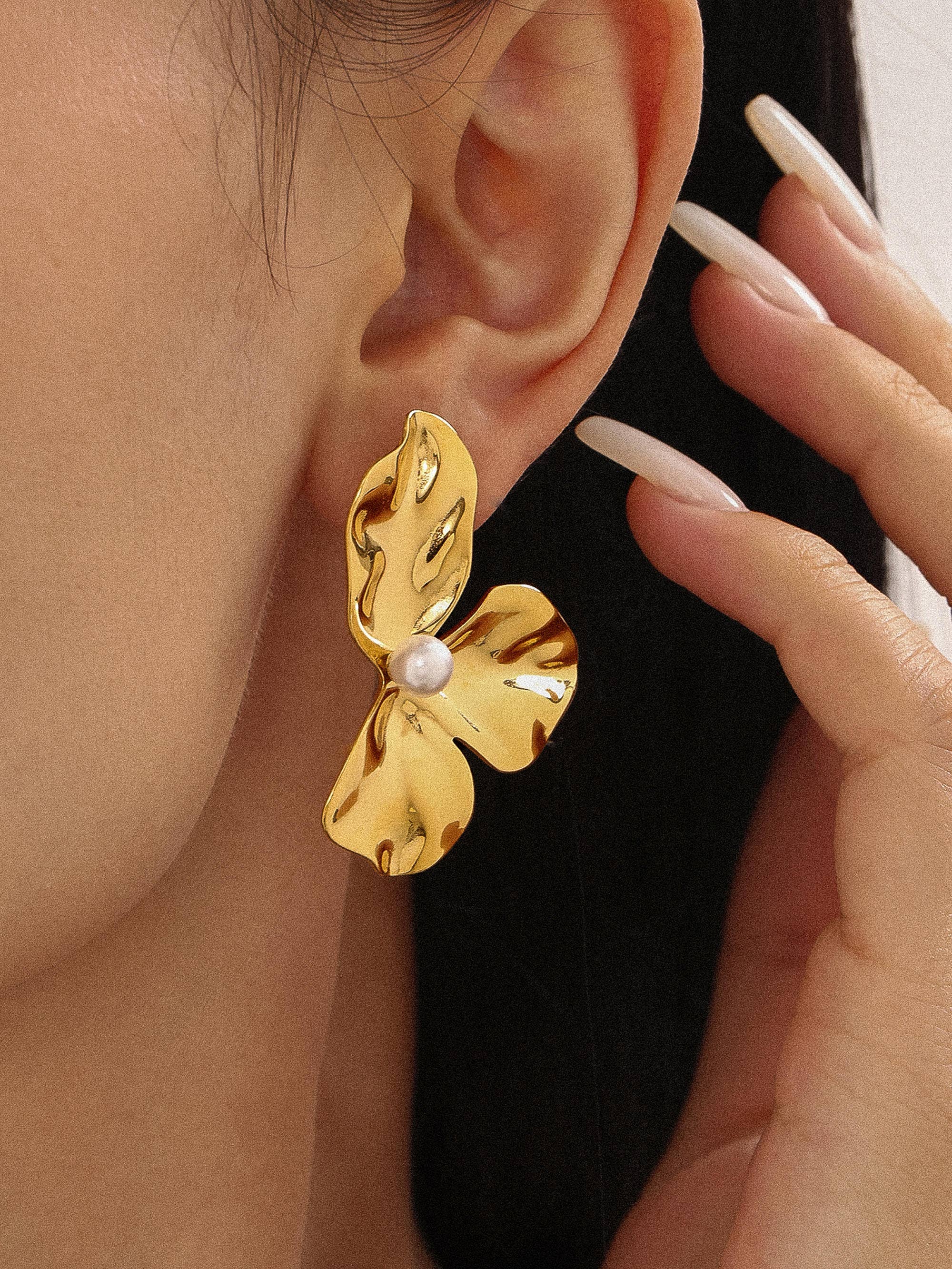 Vintessa 18K Gold Non-Tarnish Flower Shell Pearl Earrings Flânerie by MAIQ